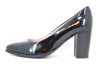 Chic black patent leather pumps in small sizes